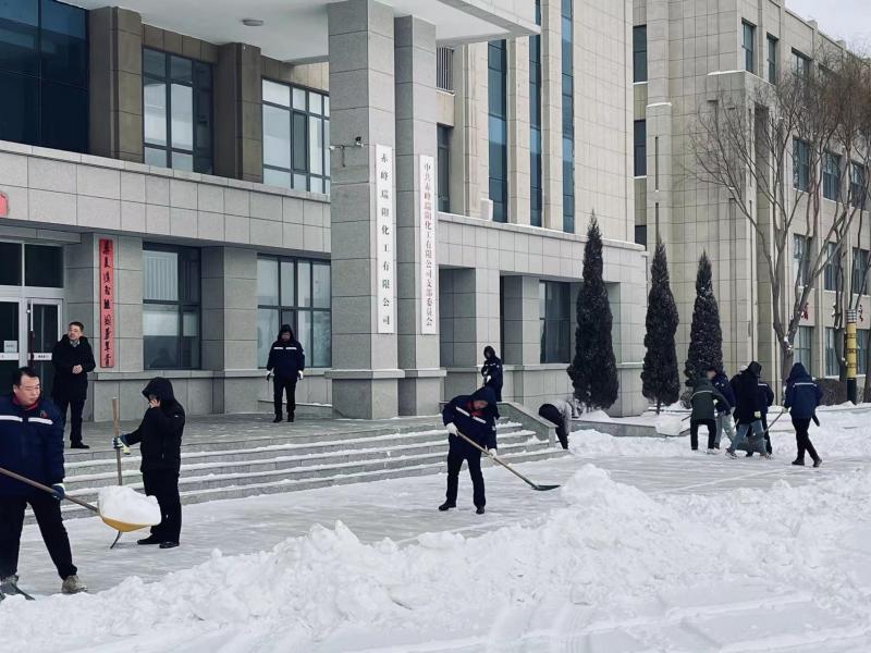 不畏嚴(yán)寒，除雪保安全出行